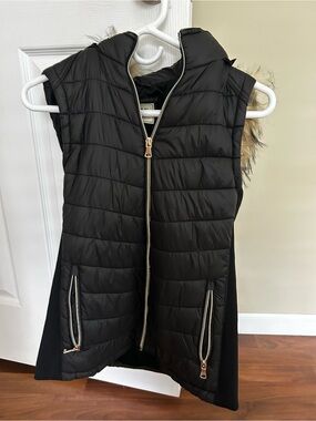 YMI Black Quilted Sleeveless Puffer Vest with Faux Fur Trim